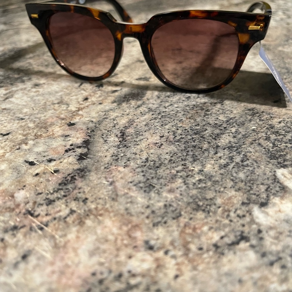 Universal Thread Tortoise Shell Sunglasses - Picture 4 of 4